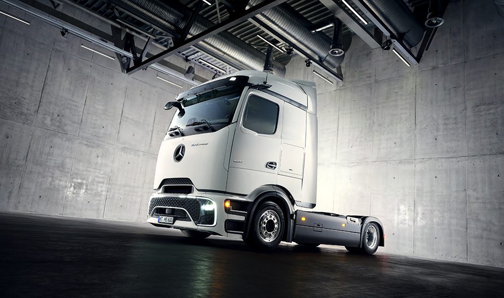 Mercedes-Benz Trucks Expands eActros Electric Truck Lineup with New Lowliner Variant for EV Battery Engineers